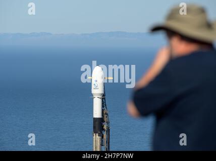 Vandenberg, Vereinigte Staaten Von Amerika. 23rd. November 2021. Vandenberg, Vereinigte Staaten von Amerika. 23. November 2021. Eine Weltraumrakete SpaceX Falcon 9, die die planetarische Verteidigungsmission der NASA, den Double-Steroid-Redirection-Test, trägt, bereitet sich auf den Start vom Space Launch Complex-4 auf der Vandenberg Space Force Base vor, 23. November 2021 in Vandenberg, Kalifornien. Die DART-Raumsonde wurde entwickelt, um mit einer Geschwindigkeit von 15.000 Meilen pro Stunde auf einen Planeten abzustürzen, um den Weg zu ändern, um einen Einschlag auf die Erde zu verhindern. Quelle: Bill Ingalls/NASA/Alamy Live News Stockfoto