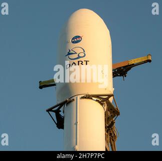 Vandenberg, Vereinigte Staaten Von Amerika. 23rd. November 2021. Vandenberg, Vereinigte Staaten von Amerika. 23. November 2021. Eine Weltraumrakete SpaceX Falcon 9, die die planetarische Verteidigungsmission der NASA, den Double-Steroid-Redirection-Test, trägt, bereitet sich auf den Start vom Space Launch Complex-4 auf der Vandenberg Space Force Base vor, 23. November 2021 in Vandenberg, Kalifornien. Die DART-Raumsonde wurde entwickelt, um mit einer Geschwindigkeit von 15.000 Meilen pro Stunde auf einen Planeten abzustürzen, um den Weg zu ändern, um einen Einschlag auf die Erde zu verhindern. Quelle: Bill Ingalls/NASA/Alamy Live News Stockfoto