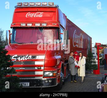 November 2021.Pollok, Glasgow, Schottland, UK. Der große rote Coca-Cola-Truck besuchte in diesem Jahr erneut Glasgower Silverburn Shopping Complex, nachdem er den Besuch im letzten Jahr aufgrund der COVID-Pandemie abgesagt hatte. An der ersten Haltestelle in Großbritannien wurden den Besuchern kleine Dosen Coca-Cola Zero übergeben und mit ihren Kindern an der Seite des Lastwagens Fotos gemacht. Stockfoto