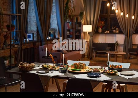 Bild von Esstisch mit Essen und Vorspeise Vorbereitung für das Abendessen Party im Wohnzimmer Stockfoto