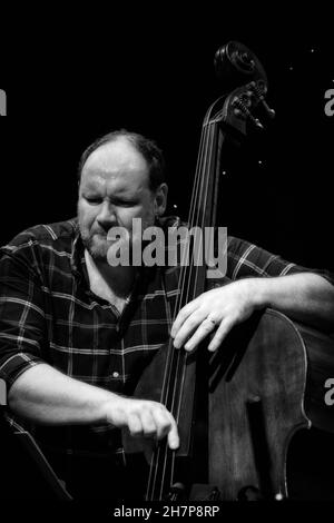 Mark Hodgson spielt Kontrabass mit Julian Jospeh Trio, Scarborough Jazz Festival 2021, UK. Stockfoto