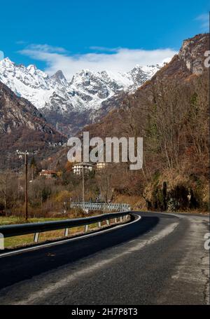 Atemberaubende verschneite Landschaft des Nationalparks Gran Paradiso, in der Nähe von Turin, Piemonte, Italien im Herbst Stockfoto