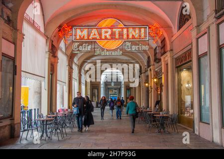 Das berühmte Neon Martini-Schild am Caffe Torino, Piazza San Carlo, Turin, Italien Stockfoto