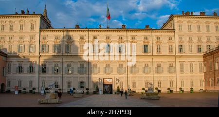 Die schöne neoklassizistische Fassade des Palazzo reale di Torino (Königlicher Palast von turin) in der Abenddämmerung, Turin, Piemont, Italien Stockfoto