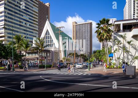 HONOLULU, USA - 17. Mai 2015: Hochhäuser von Apartments umgeben die katholische Kirche Saint Augustine by the Sea, gegenüber von Waikik Stockfoto