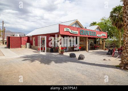 SHOSHONE VILLAGE, USA - 22. Mai 2015: Die Vorderseite des ClaCrowbar Cafe Saloon in Shoshone Village in der Nähe von Tecopa, Kalifornien. Stockfoto