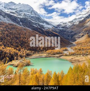 Palu See unterhalb des Piz Palu Gletschers in den Schweizer Alpen am Herbsttag, Kanton Graubünden, Schweiz Stockfoto