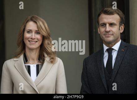 Paris, Frankreich, 24. November 2021. Der französische Präsident Emmanuel Macron begrüßt Estlands Premierminister Kaja Kallas am 24. November 2021 im Elysée-Palast in Paris, Frankreich. Foto von Eliot Blondt/ABACAPRESS.COM Quelle: Abaca Press/Alamy Live News Stockfoto