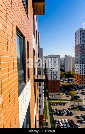 Moskau, Russland - 08.10.2021 Neue Gebäude Fassaden im Wohnkomplex Mitino Park. PIK-Bauunternehmen, Wahrzeichen der Moskauer Architektur. Außenansicht von Schlittschugen Stockfoto