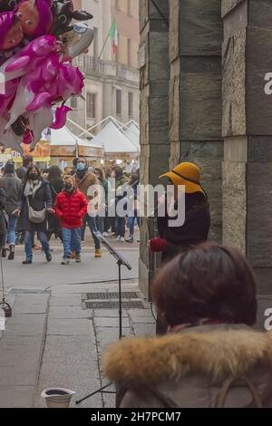 cremona Festa del Torrone artista di strada che canta altra vista Stockfoto