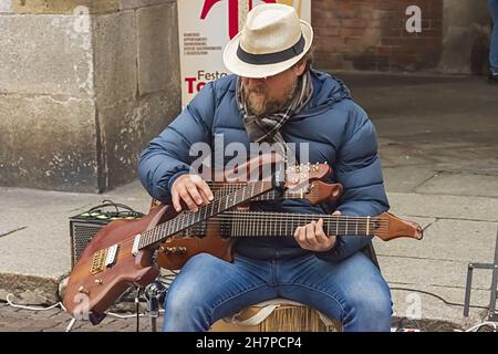 cremona festa del torrone artista di strada che suona due chitarre altra vista Stockfoto