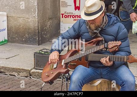 cremona festa del torrone artista di strada che suona due chitarre Stockfoto