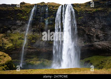 Seljalandsfoss einer der bekanntesten Wasserfälle im Süden Islands. Platz für Text. Reisekonzept Stockfoto