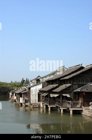 Wuzhen Water Town, Provinz Zhejiang, China. Traditionelle Holzhäuser an einem Kanal in der alten chinesischen Stadt Wuzhen. Wuzhen Canal Town ist auch kno Stockfoto