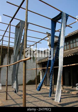 Wuzhen Water Town, Provinz Zhejiang, China. Indigo blau und weiß bedruckter Calico - ein traditionelles Baumwollgewebe, das in Wuzhen hergestellt wird. Stockfoto