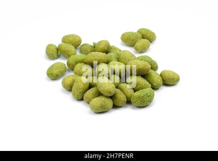 Haufen von mit Wasabi beschichteten Erdnüssen, isoliert auf Weiß. Stockfoto