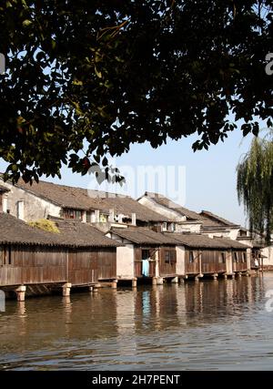 Wuzhen Water Town, Provinz Zhejiang, China. Traditionelle Holzhäuser an einem Kanal in der alten chinesischen Stadt Wuzhen. Stockfoto