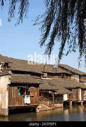 Wuzhen Water Town, Provinz Zhejiang, China. Traditionelle Holzhäuser an einem Kanal in der alten chinesischen Stadt Wuzhen. Stockfoto