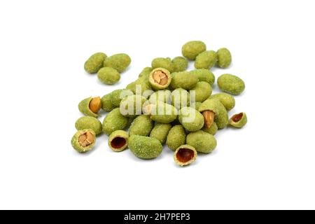 Haufen von mit Wasabi beschichteten Erdnüssen, isoliert auf Weiß. Stockfoto