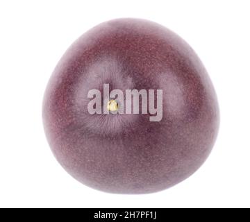 Passionsfrucht isoliert auf weißem Hintergrund. Ganze Passionsfrucht oder Maracuya, exotische Frucht. Beschneidungspfad. Stockfoto