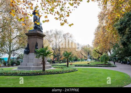 Ein Herbstnachmittag in Whitehall Gardens am Victoria Embankment, Westminster, London, Großbritannien Stockfoto