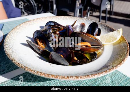 Ein Aperitif aus gekochten Muscheln, typisch für die spanische Gastronomie. Stockfoto