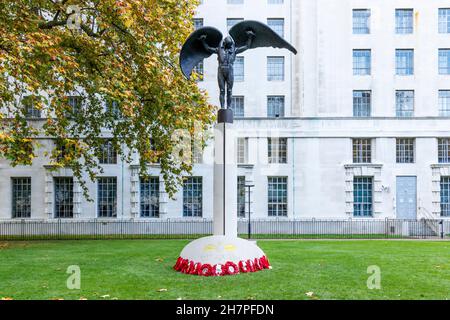 Das Fleet Air Arm Memorial, manchmal auch als Daedalus bekannt, ein Kriegsdenkmal in Victoria Embankment Gardens, London, Großbritannien. Stockfoto