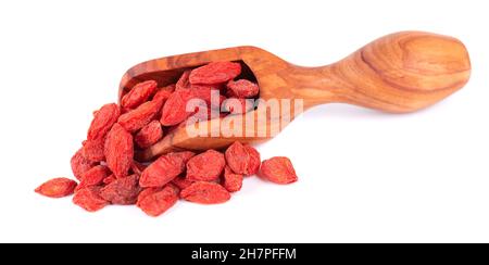 Chinesische Wolfbeeren in Olivenlöffel, isoliert auf weißem Hintergrund. Haufen getrockneter Goji-Beere. Stockfoto