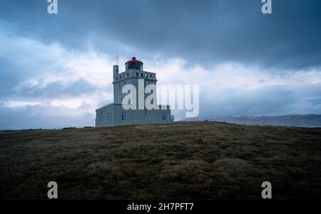 Dyrholaey Leuchtturm in der Dämmerung. Das Licht von Dyrholaey wurde im Jahr 1910 gegründet, in der Nähe des Dorfes Vik, an der südlichen Spitze von Island. Stockfoto