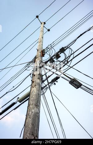 Kabel, Glasfaserkabel und Stromleitungen am Mast Stockfoto