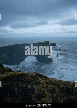 Einzigartiger Basaltbogen am Dyrholaey Cape. Naturschutzgebiet, Island. Landschaftsfotografie. Kap Dyrholaey ist der südlichste Punkt Islands. Stockfoto