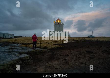 Dyrholaey Leuchtturm in der Dämmerung. Das Licht von Dyrholaey wurde im Jahr 1910 gegründet, in der Nähe des Dorfes Vik, an der südlichen Spitze von Island. Stockfoto