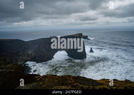 Einzigartiger Basaltbogen am Dyrholaey Cape. Naturschutzgebiet, Island. Landschaftsfotografie. Kap Dyrholaey ist der südlichste Punkt Islands. Stockfoto