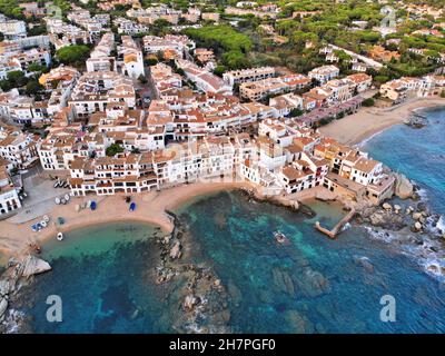 Calella de Palafrugell Fischerhafen Strand Luftaufnahme in Spanien. Stadt in der Provinz Baix Emporda in Katalonien, Spanien. Stockfoto