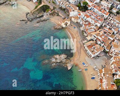 Calella de Palafrugell Fischerhafen Strand Luftaufnahme in Spanien. Stadt in der Provinz Baix Emporda in Katalonien, Spanien. Stockfoto