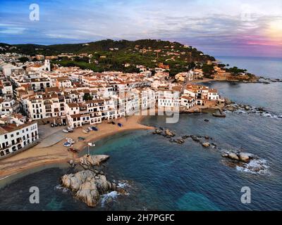 Calella de Palafrugell Fischerhafen Sonnenuntergang Luftbild in Spanien. Stadt in der Provinz Baix Emporda in Katalonien, Spanien. Stockfoto