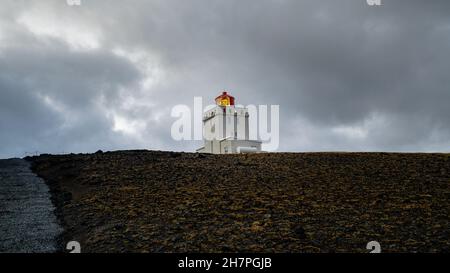 Dyrholaey Leuchtturm in der Dämmerung. Das Licht von Dyrholaey wurde im Jahr 1910 gegründet, in der Nähe des Dorfes Vik, an der südlichen Spitze von Island. Stockfoto