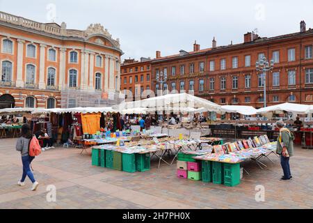 TOULOUSE, FRANKREICH - 28. SEPTEMBER 2021: Die Menschen besuchen den Flohmarkt in der Innenstadt von Toulouse, im Stadtteil Capitole. Toulouse ist die 4th größte Gemeinde in F Stockfoto