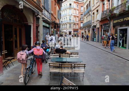 TOULOUSE, FRANKREICH - 28. SEPTEMBER 2021: Die Menschen besuchen die Innenstadt von Toulouse, Stadtteil Capitole. Toulouse ist die 4th größte Gemeinde Frankreichs. Stockfoto
