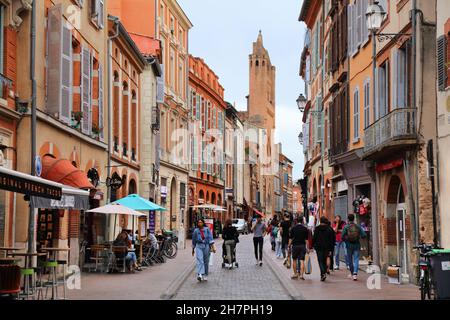 TOULOUSE, FRANKREICH - 28. SEPTEMBER 2021: Die Menschen besuchen die Innenstadt von Toulouse, Stadtteil Capitole. Toulouse ist die 4th größte Gemeinde Frankreichs. Stockfoto