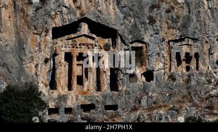 Königsgräber in der antiken Stadt Kaunos. Dalyan in der Nähe des Strandes von Iztuzu, dem Laichgebiet von Caretta Caretta. Caunos und Lykien alte Stadt. Stockfoto