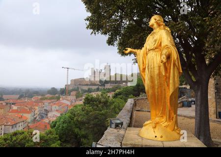 BEZIERS, FRANKREICH - 3. OKTOBER 2021: Blick auf die Stadt von den Gärten von Eglise Saint-Jacques in Beziers, Frankreich. Beziers ist eine Unterpräfektur-Stadt der Herault depa Stockfoto