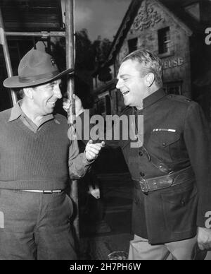 WALLY VERNON und JAMES CAGNEY (in Kostüm als Captain Flagg) am Set offen während der Dreharbeiten ZU WHAT PRICE GLORY 1952 spielen Regisseur JOHN FORD Maxwell Anderson und Laurence Stallings Twentieth Century Fox Stockfoto