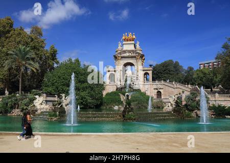 BARCELONA, SPANIEN - 7. OKTOBER 2021: Besucher besuchen den Brunnen Cascada im Parc de la Ciutadella in Barcelona, Spanien. Cascada wurde 1881 erbaut. Stockfoto