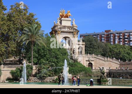 BARCELONA, SPANIEN - 7. OKTOBER 2021: Besucher besuchen den Brunnen Cascada im Parc de la Ciutadella in Barcelona, Spanien. Cascada wurde 1881 erbaut. Stockfoto