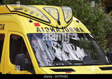 BARCELONA, SPANIEN - 7. OKTOBER 2021: Nahaufnahme des Rettungswagens in Barcelona, Spanien. Stockfoto