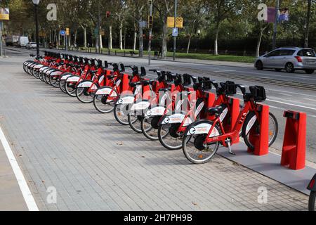 BARCELONA, SPANIEN - 7. OKTOBER 2021: Bicing Fahrradverleih in Barcelona, Spanien. Das beliebte Bike-Sharing-System hat über 100.000 Nutzer. Stockfoto