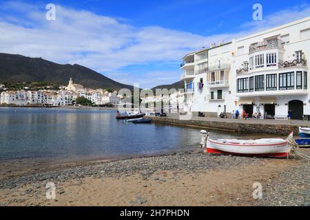 CADAQUES, SPANIEN - 5. OKTOBER 2021: Die Menschen besuchen den malerischen Fischerhafen von Cadaques in Katalonien in Spanien. Die Stadt liegt in Alt Empord Stockfoto