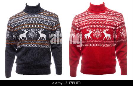 Blau und rot gestrickter weihnachtlicher Rollkragenpullover im traditionellen Design mit Vorlagen aus Elch- oder Elchschmuck (auch Ugly Sweater genannt), isoliert auf einer weißen BA Stockfoto