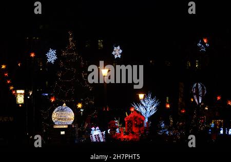 Dresden, Deutschland. 24th. November 2021. Der Biergarten 'Fährgarten' im Dresdner Stadtteil Johannstadt ist weihnachtlich geschmückt. Quelle: Robert Michael/dpa-Zentralbild/ZB/dpa/Alamy Live News Stockfoto